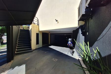Casa à venda com 320m², 4 quartos e 6 vagas Casa à venda com 320m², 4 quartos e 6 vagasGaragem