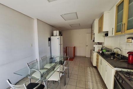 Casa à venda com 320m², 4 quartos e 6 vagas Casa à venda com 320m², 4 quartos e 6 vagasCozinha