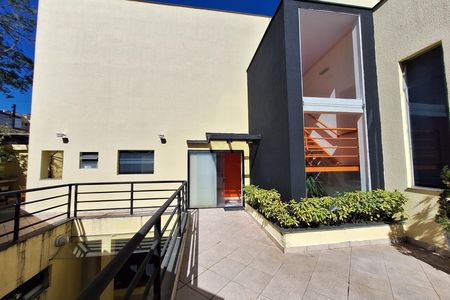 Casa à venda com 320m², 4 quartos e 6 vagas Casa à venda com 320m², 4 quartos e 6 vagasQuintal