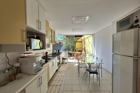 Casa à venda com 320m², 4 quartos e 6 vagas Casa à venda com 320m², 4 quartos e 6 vagasCozinha