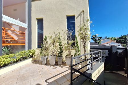 Casa à venda com 320m², 4 quartos e 6 vagas Casa à venda com 320m², 4 quartos e 6 vagasQuintal