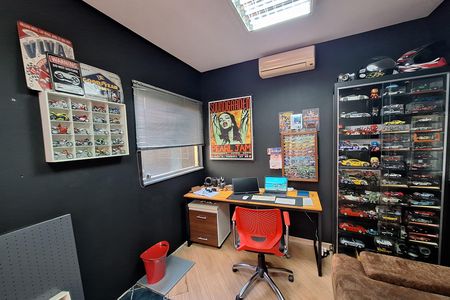 Casa à venda com 320m², 4 quartos e 6 vagas Casa à venda com 320m², 4 quartos e 6 vagasEscritório