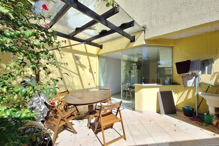 Casa à venda com 320m², 4 quartos e 6 vagas Casa à venda com 320m², 4 quartos e 6 vagasQuintal