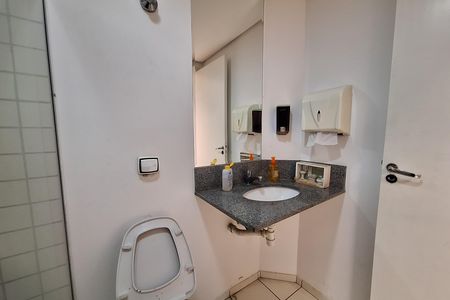 Casa à venda com 320m², 4 quartos e 6 vagas Casa à venda com 320m², 4 quartos e 6 vagasBanheiro edícula