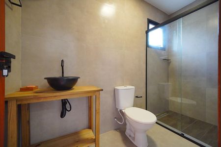 Banheiro de kitnet/studio para alugar com 1 quarto, 45m² em Campeche Central, Florianópolis