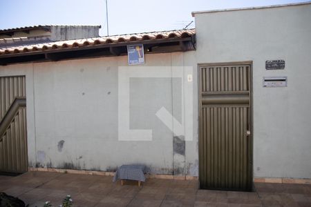Casa à venda com 180m², 4 quartos e 2 vagas Casa à venda com 180m², 4 quartos e 2 vagasFachada