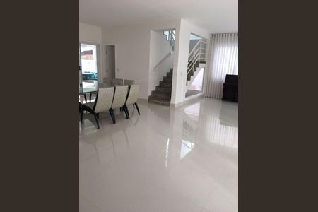 Casa à venda com 480m², 4 quartos e 6 vagas Casa à venda com 480m², 4 quartos e 6 vagasSala
