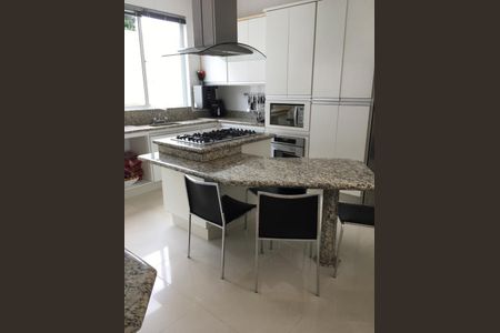 Casa à venda com 480m², 4 quartos e 6 vagas Casa à venda com 480m², 4 quartos e 6 vagasCozinha