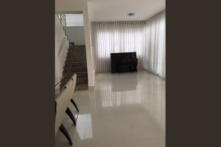 Casa à venda com 480m², 4 quartos e 6 vagas Casa à venda com 480m², 4 quartos e 6 vagasEscada