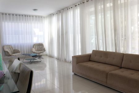 Casa à venda com 480m², 4 quartos e 6 vagasSala