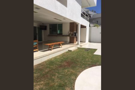 Casa à venda com 480m², 4 quartos e 6 vagas Casa à venda com 480m², 4 quartos e 6 vagasÁrea comum - Churrasqueira