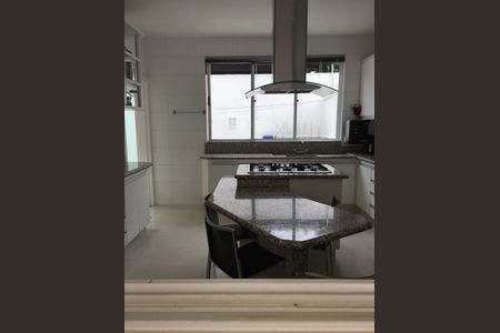 Casa à venda com 480m², 4 quartos e 6 vagas Casa à venda com 480m², 4 quartos e 6 vagasCozinha