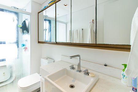 Apartamento à venda com 174m², 2 quartos e 3 vagas Apartamento à venda com 174m², 2 quartos e 3 vagasBanheiro da Suíte 1