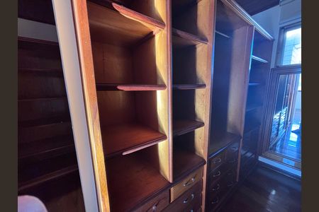 Apartamento à venda com 261m², 4 quartos e 3 vagas Apartamento à venda com 261m², 4 quartos e 3 vagasCloset da suíte