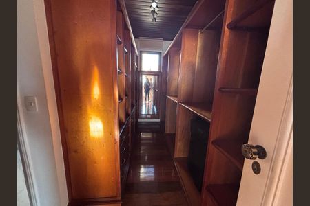 Apartamento à venda com 261m², 4 quartos e 3 vagas Apartamento à venda com 261m², 4 quartos e 3 vagasCloset da suíte