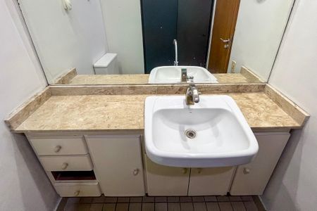 Banheiro de apartamento à venda com 3 quartos, 63m² em Parque Bristol, São Paulo