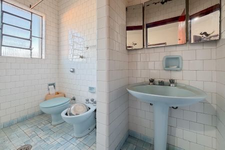 Casa para alugar com 227m², 4 quartos e 6 vagas Casa para alugar com 227m², 4 quartos e 6 vagasBanheiro da Suíte 1