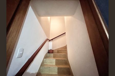 Casa para alugar com 120m², 2 quartos e 1 vaga Casa para alugar com 120m², 2 quartos e 1 vagaEscada