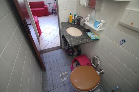 Banheiro de apartamento à venda com 2 quartos, 48m² em Camargos, Belo Horizonte