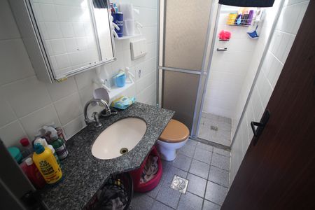 Banheiro de apartamento à venda com 2 quartos, 48m² em Camargos, Belo Horizonte
