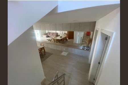 Casa à venda com 250m², 4 quartos e 2 vagas Casa à venda com 250m², 4 quartos e 2 vagasHall de Entrada