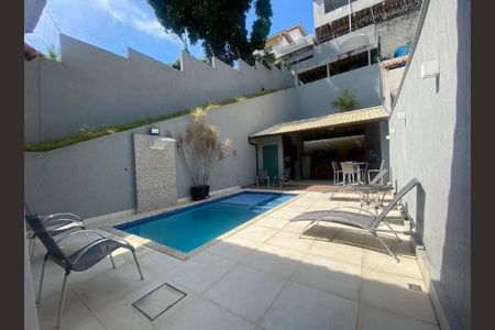 Casa à venda com 250m², 4 quartos e 2 vagas Casa à venda com 250m², 4 quartos e 2 vagasPiscina