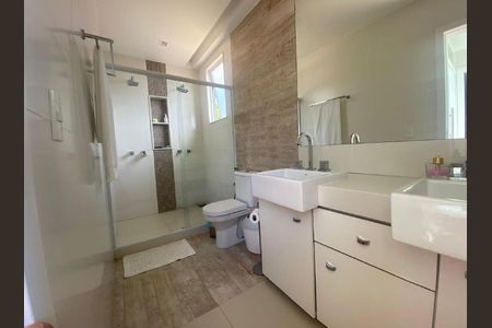 Casa à venda com 250m², 4 quartos e 2 vagas Casa à venda com 250m², 4 quartos e 2 vagasBanheiro