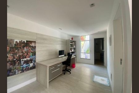 Casa à venda com 250m², 4 quartos e 2 vagas Casa à venda com 250m², 4 quartos e 2 vagasQuarto