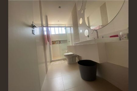 Casa à venda com 250m², 4 quartos e 2 vagas Casa à venda com 250m², 4 quartos e 2 vagasBanheiro