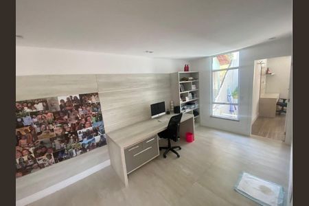 Casa à venda com 250m², 4 quartos e 2 vagas Casa à venda com 250m², 4 quartos e 2 vagasQuarto