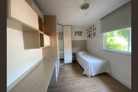 Casa à venda com 250m², 4 quartos e 2 vagas Casa à venda com 250m², 4 quartos e 2 vagasQuarto