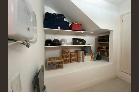 Casa à venda com 250m², 4 quartos e 2 vagas Casa à venda com 250m², 4 quartos e 2 vagasDepósito