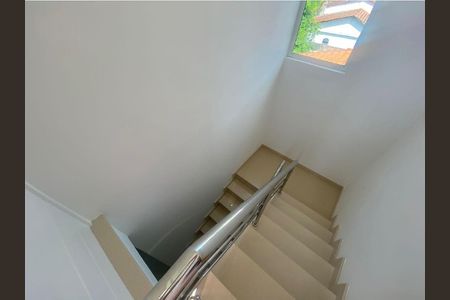 Casa à venda com 250m², 4 quartos e 2 vagas Casa à venda com 250m², 4 quartos e 2 vagasEscada