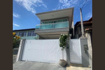 Fachada de casa à venda com 4 quartos, 250m² em Cantagalo, Niterói