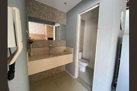 Banheiro de casa à venda com 4 quartos, 250m² em Cantagalo, Niterói