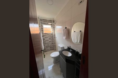Banheiro de casa de condomínio para alugar com 2 quartos, 65m² em Balneario Japurá, Praia Grande