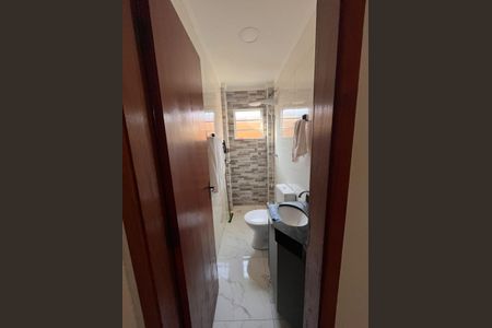 Banheiro de casa de condomínio para alugar com 2 quartos, 65m² em Balneario Japurá, Praia Grande