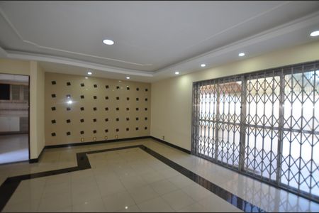 Casa à venda com 350m², 3 quartos e 4 vagasSala