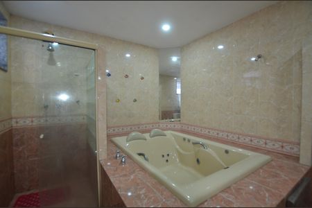Casa à venda com 350m², 3 quartos e 4 vagasBanheiro da Suíte