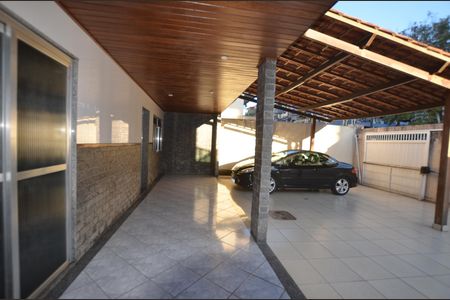 Casa à venda com 350m², 3 quartos e 4 vagasVaranda e Garagem