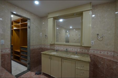 Casa à venda com 350m², 3 quartos e 4 vagasBanheiro da Suíte
