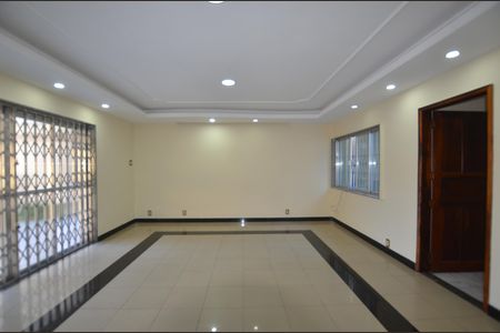 Casa para alugar com 3 quartos, 350m² em Vila Valqueire, Rio de Janeiro
