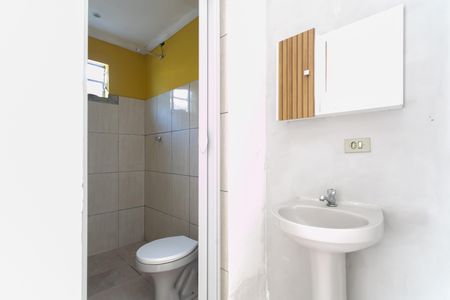 Banheiro / Lavatório  de casa para alugar com 1 quarto, 48m² em Jardim Miriam, São Paulo