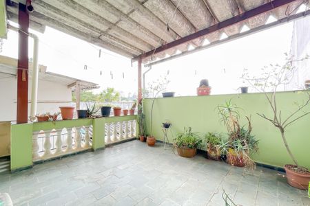 Casa à venda com 180m², 2 quartos e 2 vagas Casa à venda com 180m², 2 quartos e 2 vagasVaranda