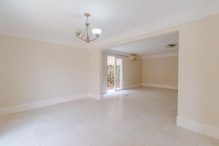 Casa de condomínio à venda com 425m², 4 quartos e 7 vagas