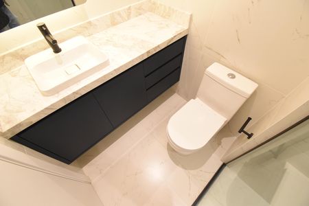 Banheiro de apartamento para alugar com 1 quarto, 43m² em Centro, Curitiba