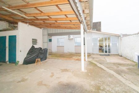 Casa à venda com 300m², 3 quartos e 3 vagas Casa à venda com 300m², 3 quartos e 3 vagasÁrea externa