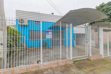 Casa à venda com 300m², 3 quartos e 3 vagas Casa à venda com 300m², 3 quartos e 3 vagasFachada