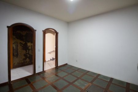 Casa à venda com 700m², 6 quartos e 4 vagas Casa à venda com 700m², 6 quartos e 4 vagasEscritório