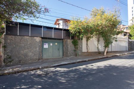 Casa à venda com 700m², 6 quartos e 4 vagas Casa à venda com 700m², 6 quartos e 4 vagasFachada